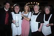 Christian Vogler und seine Frau Petra sind neue Wirte des Augustiner-Kellers und die Maria Version von Richard Süßmeier (©Foto: Ingrid Grossmann)